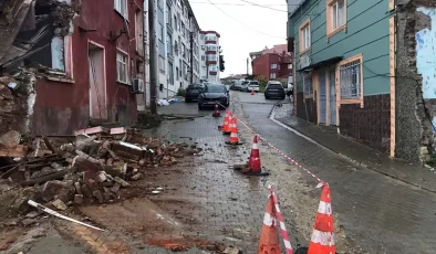 Gelibolu’da Kullanılmayan Bina Çöktü