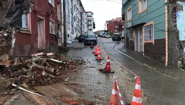 Gelibolu’da Kullanılmayan Bina Çöktü